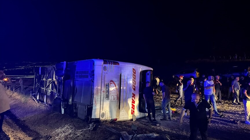 Kırıkkale'de devrilen yolcu otobüsündeki 10 kişi yaralandı haber görseli