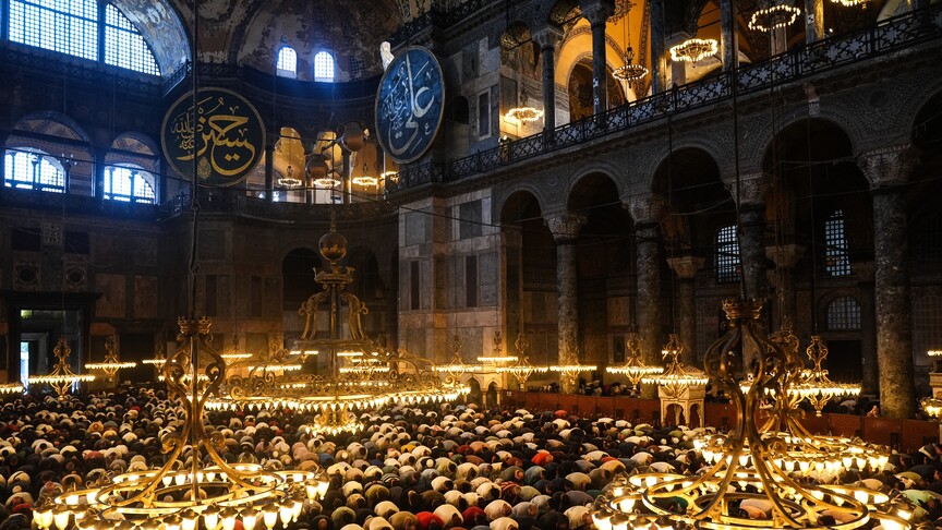Ayasofya'nın cuma namazıyla yeniden ibadete açılışının üzerinden 6 yıl geçti haber görseli