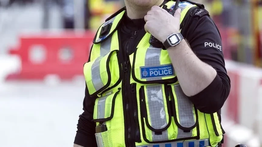 5 policë plagosen pasi varka përplaset me Urën Westminster në Londër