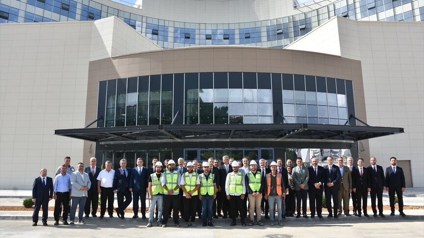 Sağlık Bakanı Kemal Memişoğlu, Trabzon Şehir Hastanesi inşaatında incelemelerde bulunuyor.