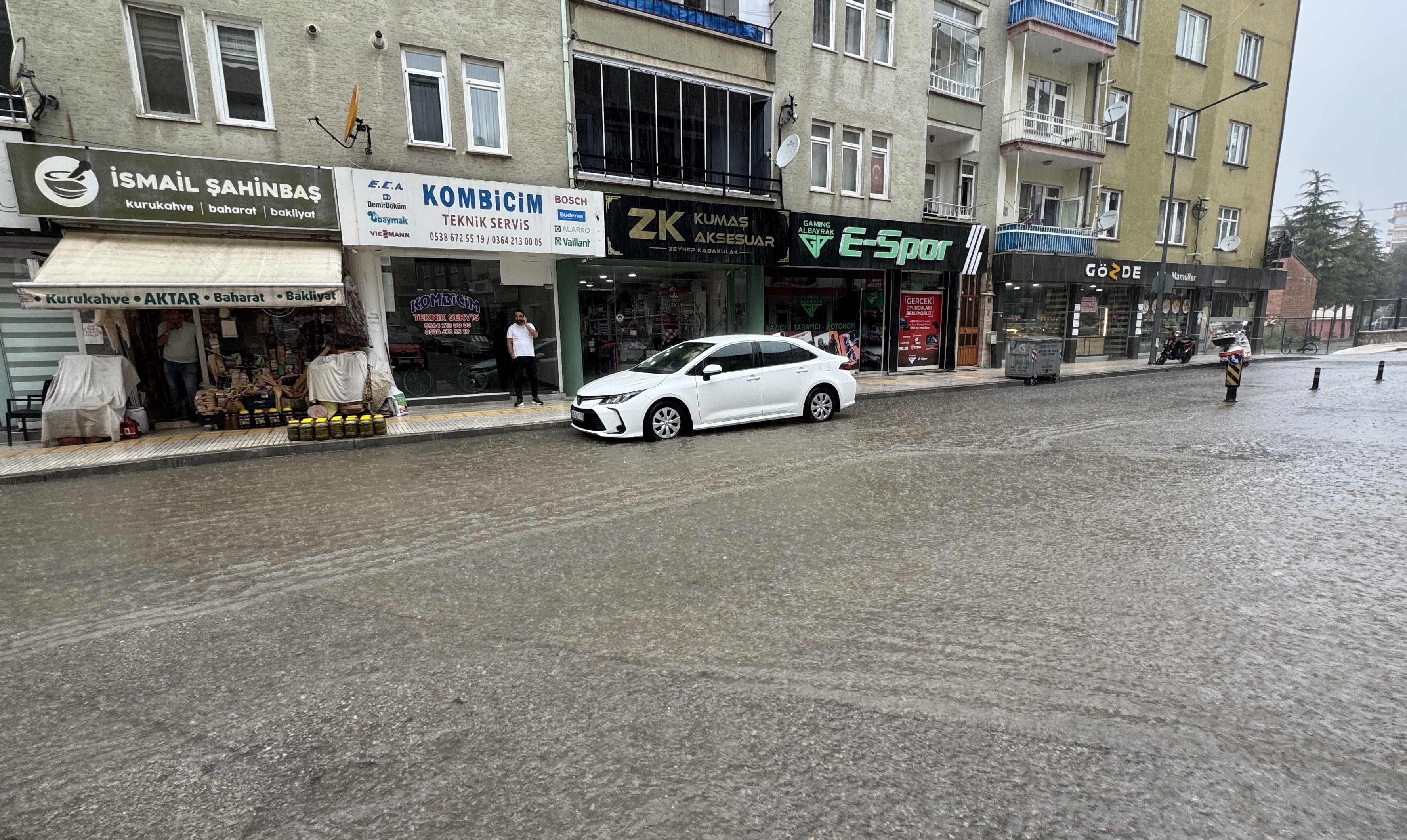 Bazı bölgelerde etkisini gösteren kuvvetli yağış, vatandaşlara zor anlar yaşattı! 5 Bazı bölgelerde etkisini gösteren kuvvetli yağış, vatandaşlara zor anlar yaşattı!