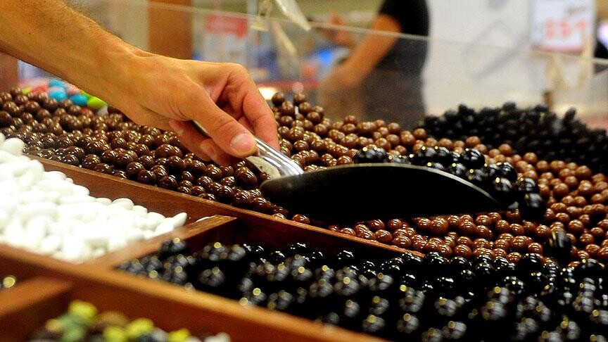 Türk şekerlemeleri ve pastacılık ürünlerinin yer aldığı şık bir sunum.