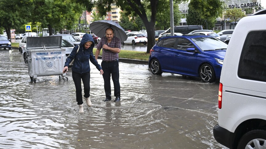 Ankara'da sağanak yağış sonrası oluşan su birikintileri ve trafikteki aksamalar.