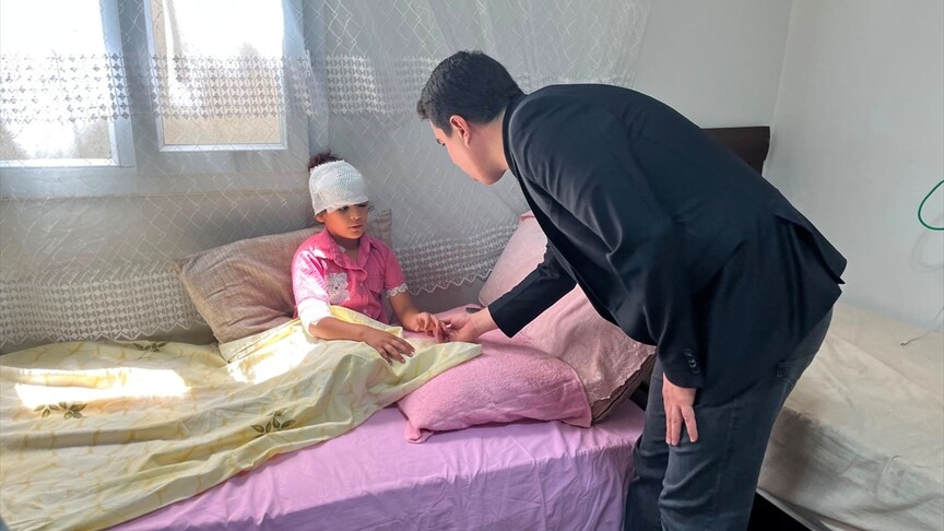 Şanlıurfa'da sahipsiz köpeklerin saldırdığı yaralı çocuğun hastaneye kaldırılması