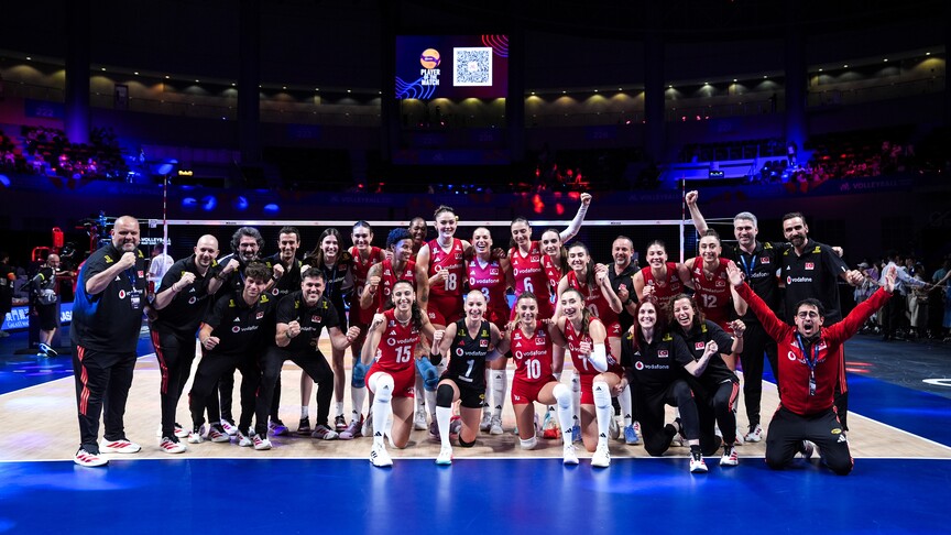 A Milli Kadın Voleybol Takımı, FIVB Milletler Ligi yarı finalinde Çin'i 3-0 yenerek finalde Brezilya'nın rakibi oldu haber görseli