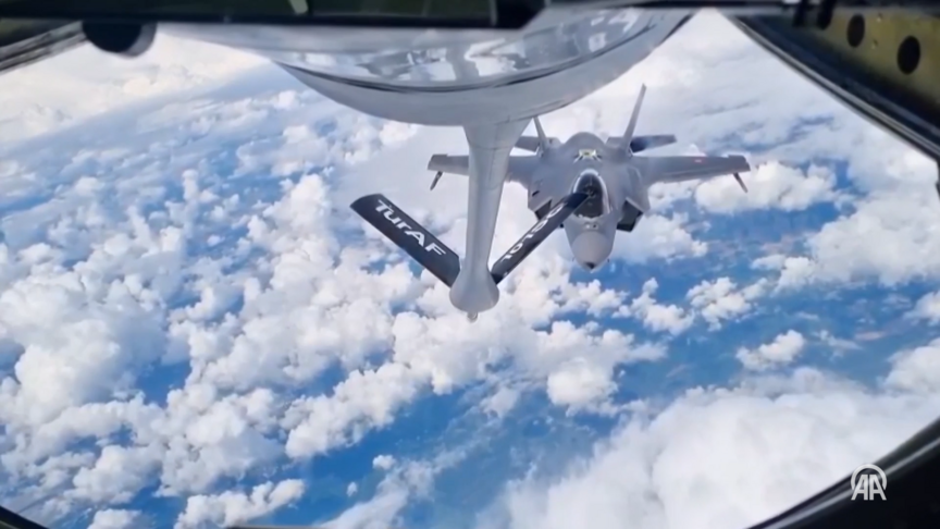Türk Hava Kuvvetleri'ne ait bir KC-135R tanker uçağı havada uçarken