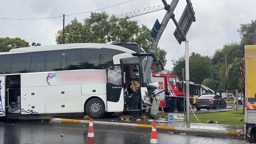 Eyüpsultan'da yolcu otobüsü ile otomobilin karıştığı trafik kazası sonrası çekilmiş bir görüntü.