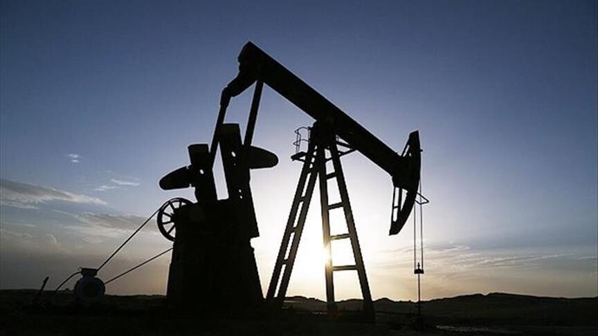 ABD bayrağı ve petrol varilleri görseli.