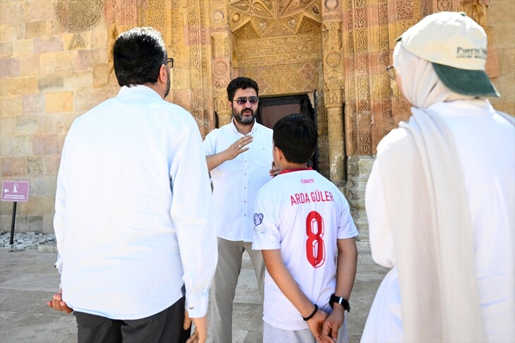 Çocukluk hayalini "Anadolu'nun El-Hamrası"nda gerçekleştiriyor haber görseli