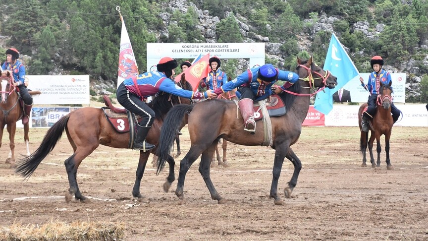Antalya'da "Kökbörü Müsabakaları ve Geleneksel Atlı Spor Gösterileri" yapıldı