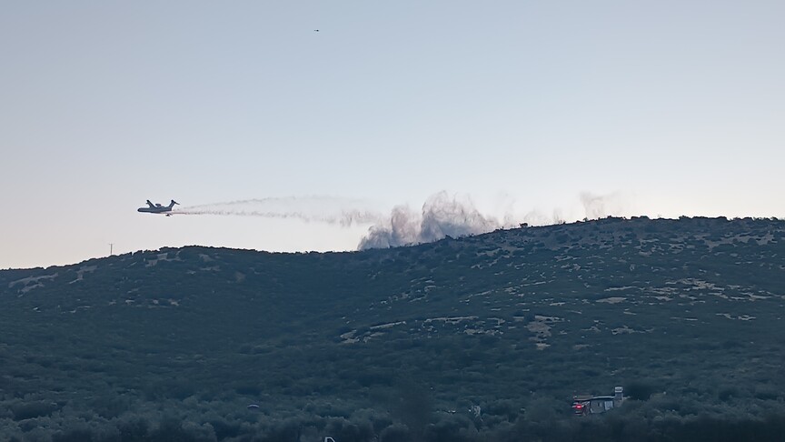 İzmir'de çıkan orman yangınına havadan ve karadan müdahale ediliyor haber görseli