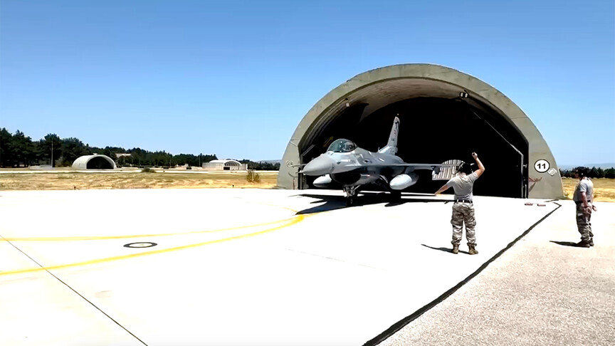 F-16 savaş uçağının havada uçuşunu gösteren bir görsel.