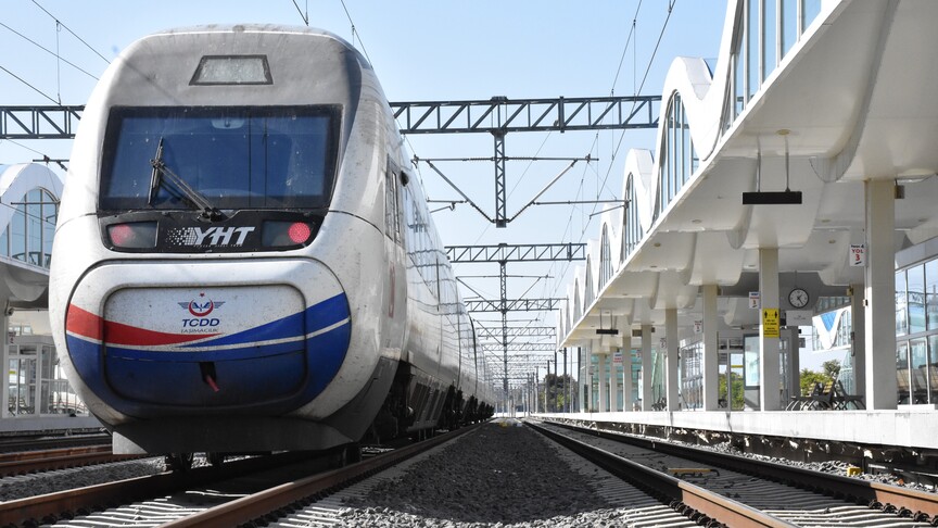 Eskişehir-İstanbul Yüksek Hızlı Tren hattında yolculuk yapan insanlar.