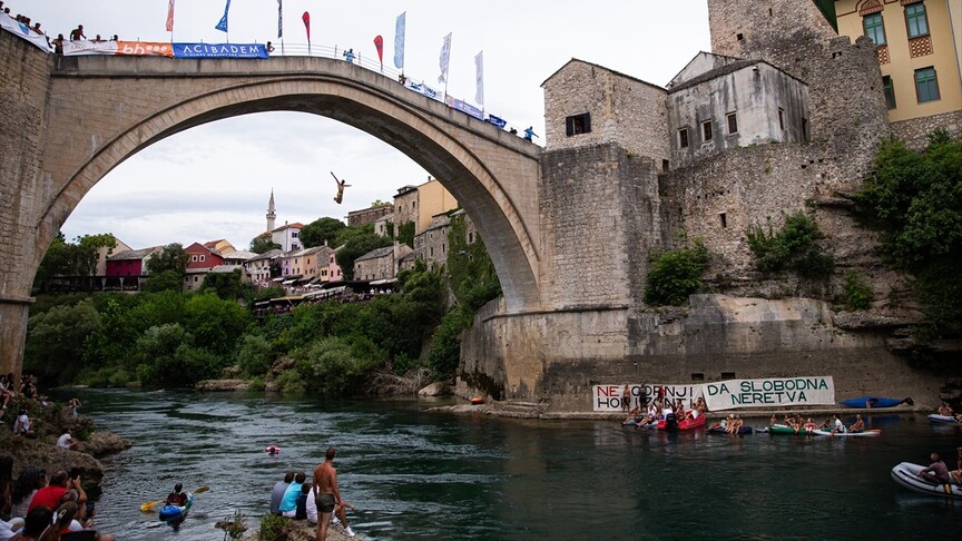 Bosna Hersek'te 460. Geleneksel Mostar Köprüsü Atlayışları yapıldı haber görseli