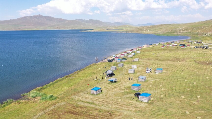 Karın geç eridiği Ağrı'daki Balık Gölü serin havasıyla ziyaretçilerini ağırlıyor haber görseli