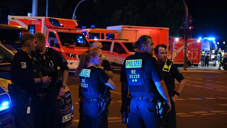 Berlin'de LGBT yürüyüşünün yapıldığı alanın yakınında bir araç kalabalığa daldı