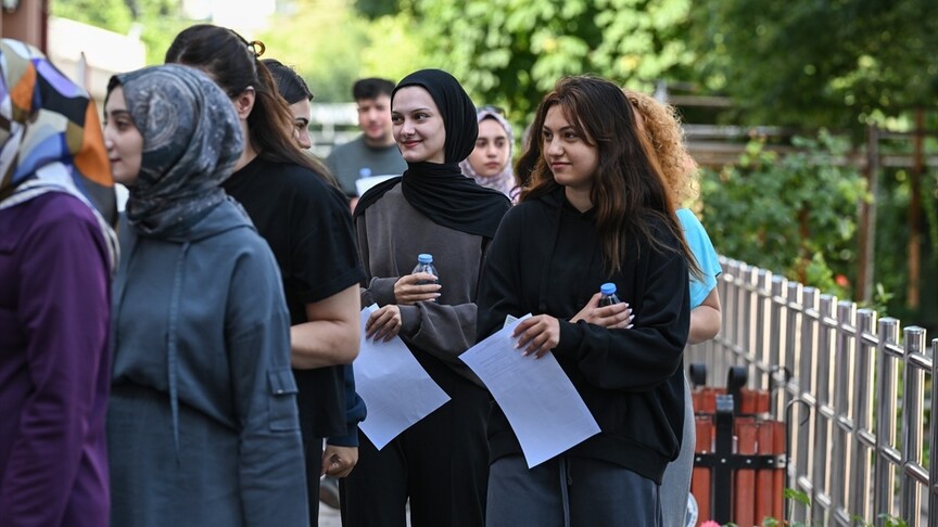 Milli Eğitim Bakanlığı Akademi Giriş Sınavı'nın ilk oturumu başladı.