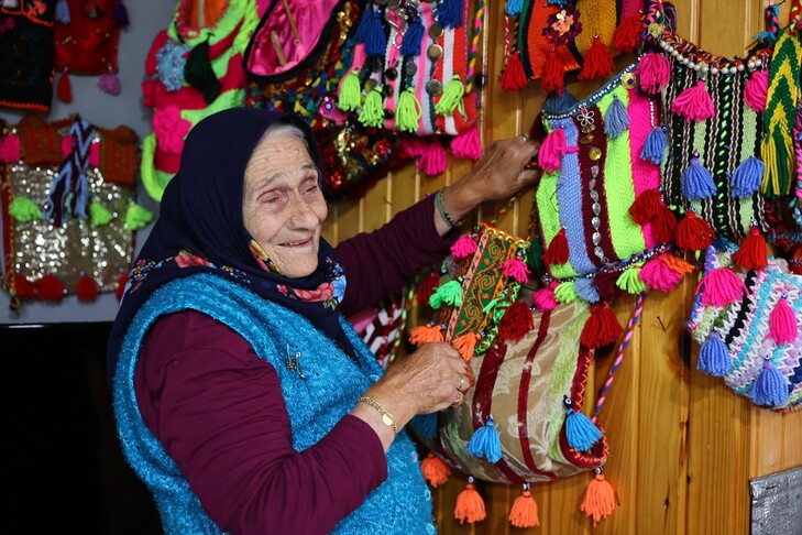 Një grua 89 vjeçare nga Trabzoni fiton zemrat e të gjithëve me produktet e saj të punuara me dorë