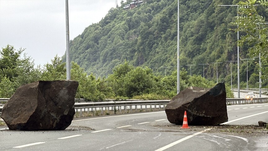 Rize'de yamaçtan kopan kaya parçaları Karadeniz Sahil Yolu'na düştü haber görseli