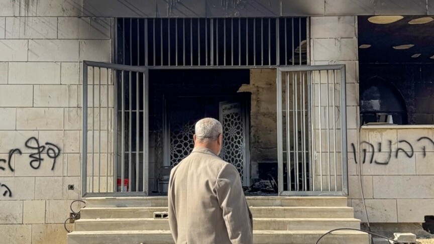 Filistin topraklarını gasbeden İsrailliler Batı Şeria'da bir caminin bazı bölümlerini ateşe verdi