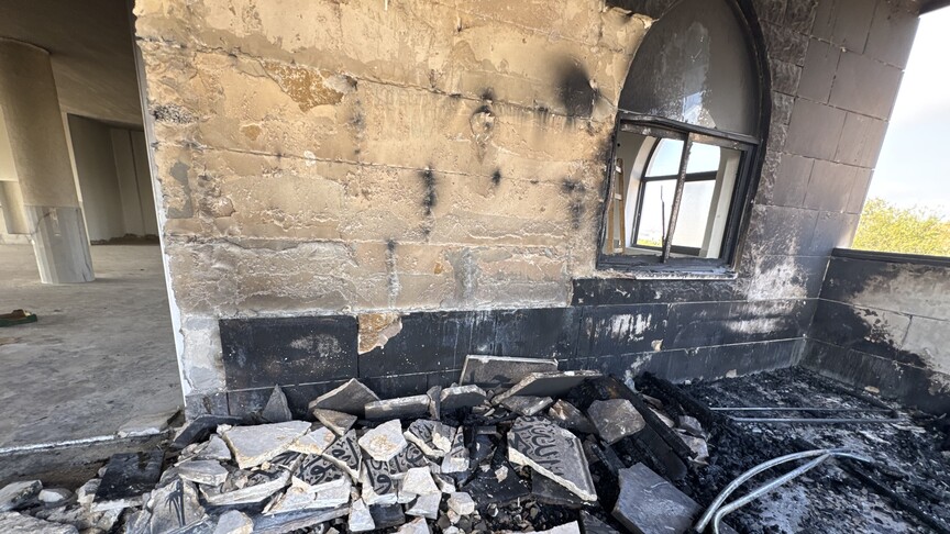İşgal altındaki Batı Şeria'nın Tulkerim kentinde saldırıya uğrayan cami.