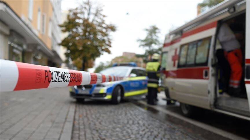 Berlin'de LGBT yürüyüşünün yapıldığı alanın yakınında bir araç kalabalığa daldı haber görseli