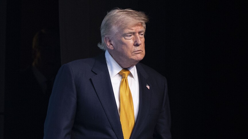 Trump, İran'a yeni saldırıları "mühimmat azlığı gerekçesiyle" durdurma talimatı verdiği iddiasını yalanladı haber görseli