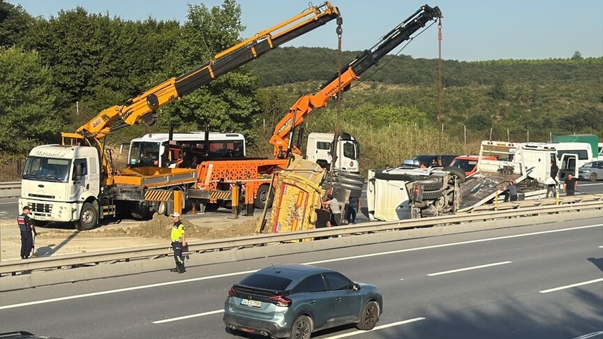 Eyüpsultan'da hafriyat kamyonunun karıştığı kazada 2 kişi yaralandı