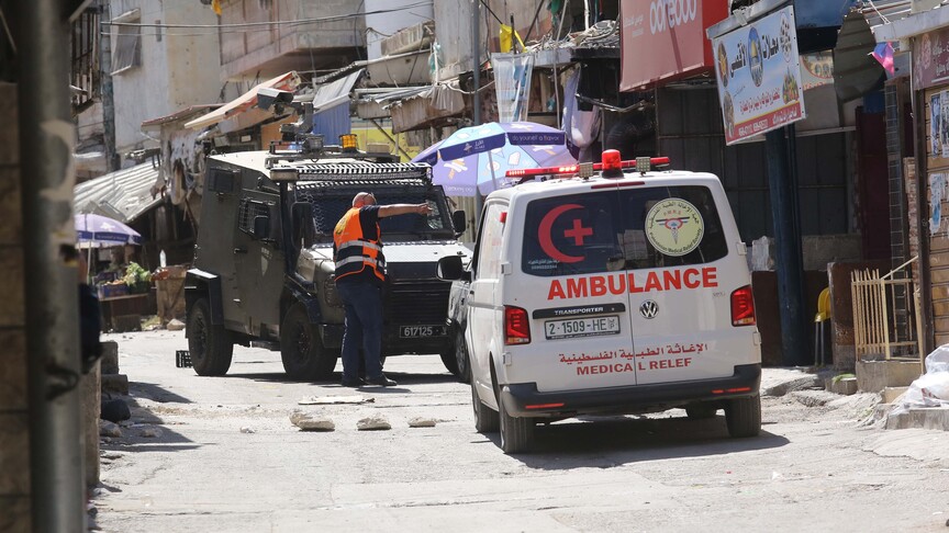 İsrail güçlerinin Batı Şeria'da hastaneye ulaşmasını​​​​​​​ engellediği ambulanstaki hamile kadın bebeğini kaybetti haber görseli