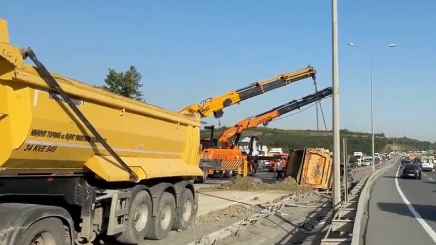 Eyüpsultan'da hafriyat kamyonunun karıştığı kazada 2 kişi yaralandı