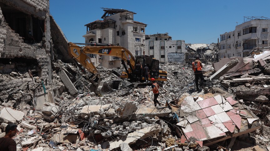 Gazze'de daha önce hedef alınan binanın enkazından iki aileye ait 99 cenaze çıkarıldı haber görseli