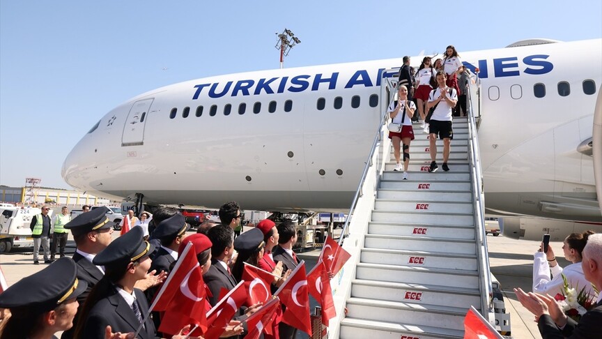 THY'den yurda dönen şampiyon A Milli Kadın Voleybol Takımı'na ilişkin paylaşım haber görseli