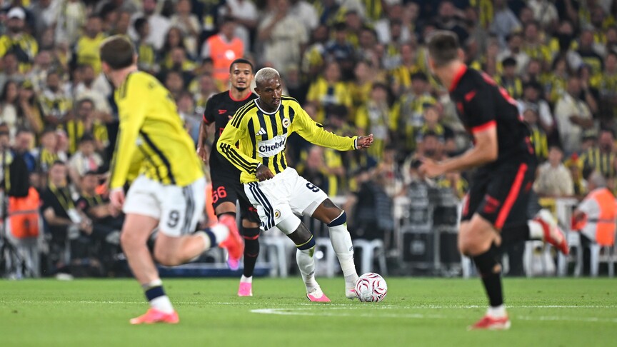 Fenerbahçe futbol takımı oyuncuları sahada
