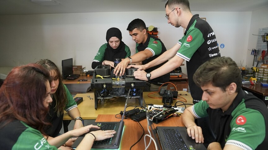 YTÜ öğrencileri yapay zeka destekli otonom insansız su altı aracı geliştirdi haber görseli