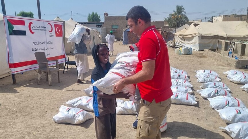 Türk Kızılay görevlileri Sudan'da gıda kolisi dağıtırken