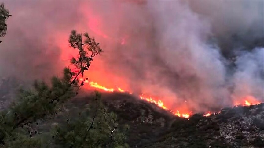 Antalya Kaş'ta orman yangınına müdahale eden helikopterler.
