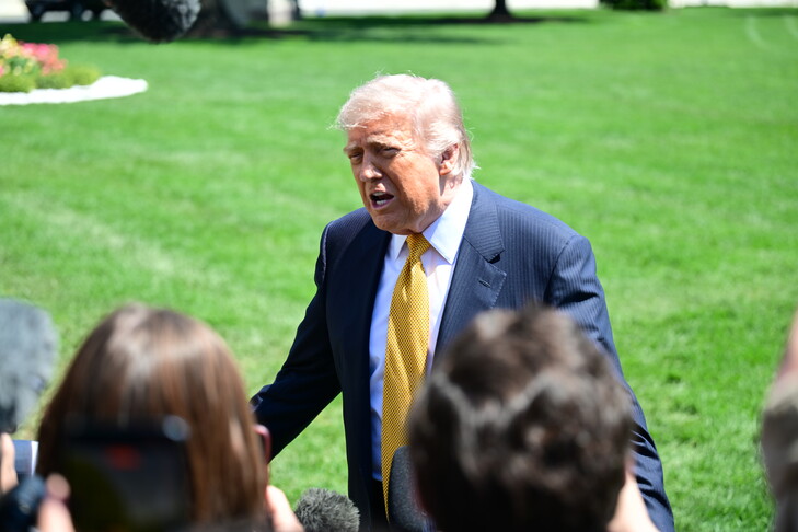 Trump i bën thirrje Senatit të miratojë ligjin për heqjen e ndryshimit të orës dy herë në vit