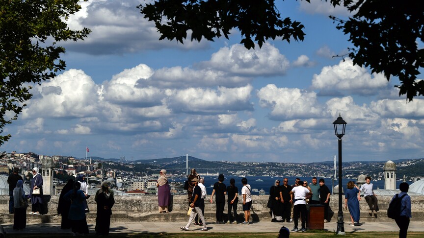 Türkiye haritası üzerinde hava durumu sıcaklıklarının düşüşünü gösteren bir görsel.