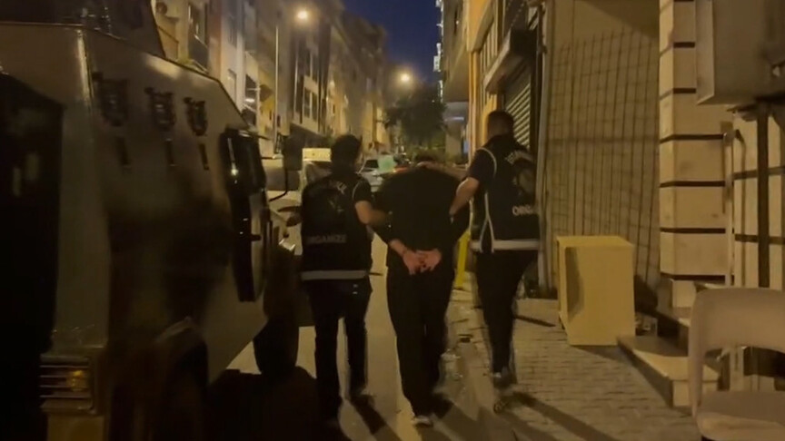 İstanbul ve Bursa'da 7 suç örgütüne yönelik düzenlenen operasyonda polis ekipleri çalışma yaparken