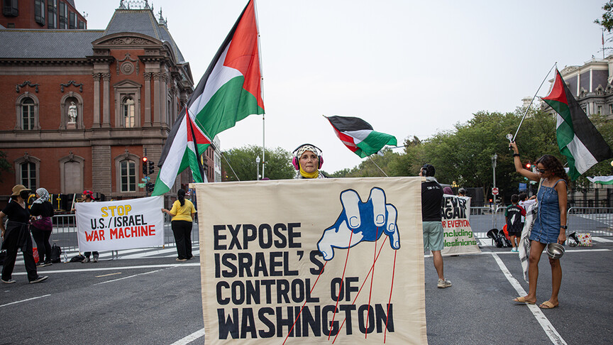 Filistin destekçileri, İsrail Başbakanı Binyamin Netanyahu'nun ABD ziyaretini Beyaz Saray yakınlarında protesto ediyor.