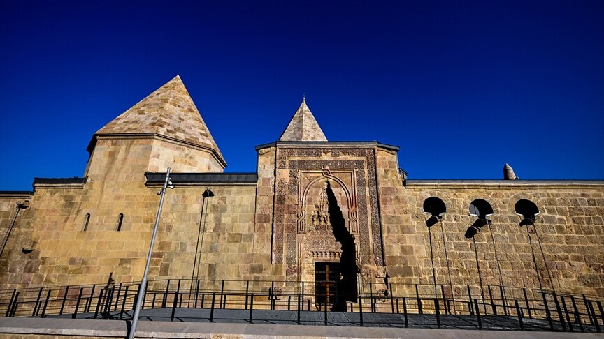 Motif motif işlenen taşlarda gölgeler yüzyıllardır kıyama duruyor haber görseli