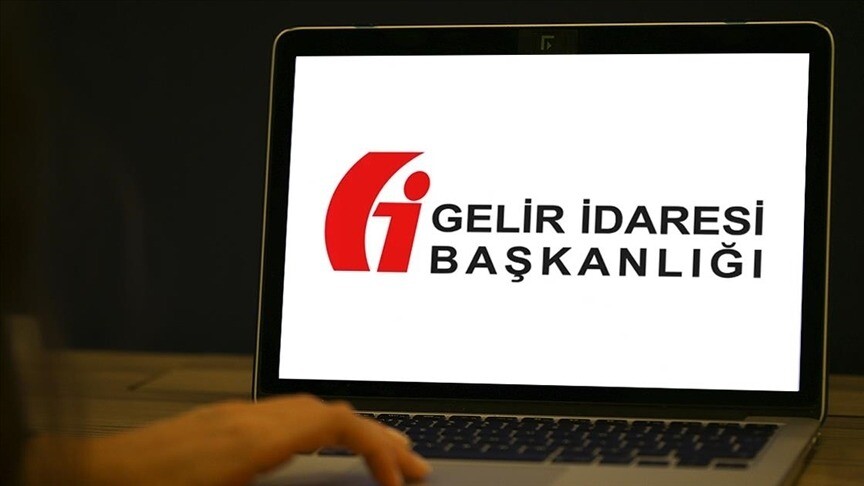 Gelir İdaresi Başkanlığı logosu ve beyanname sistemiyle ilgili bir grafik.