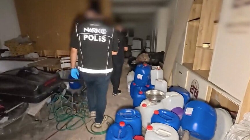 İstanbul'daki operasyonda 11,5 ton uyuşturucu üretilebilecek ham madde ele geçirildi haber görseli