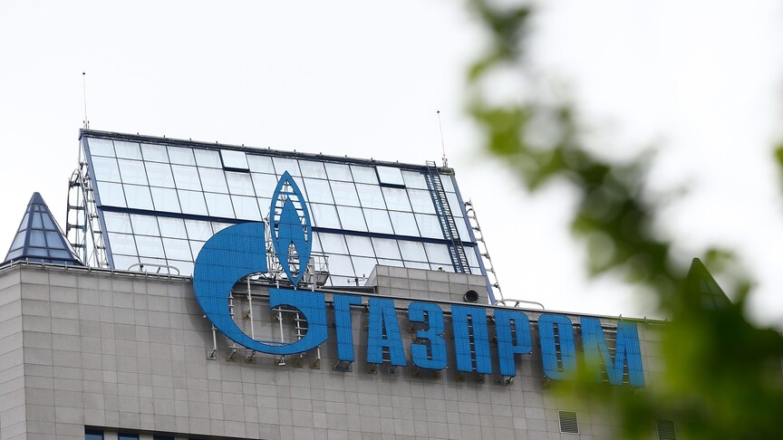 Gazprom logosu ve enerji grafikleri