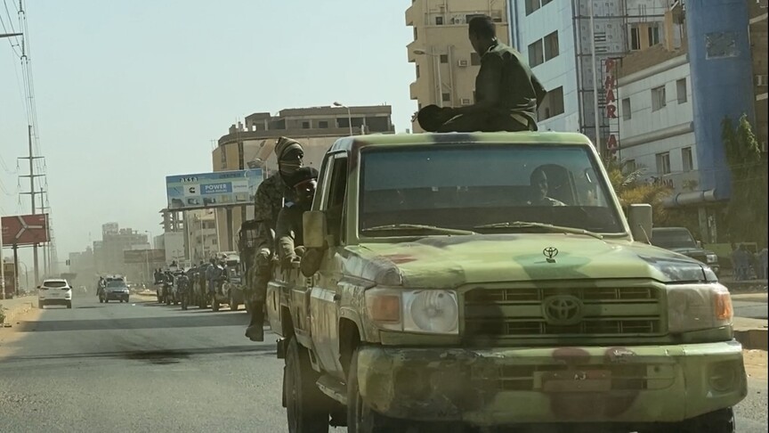 Sudan ordusuna ait askeri araçlar ve askerler.