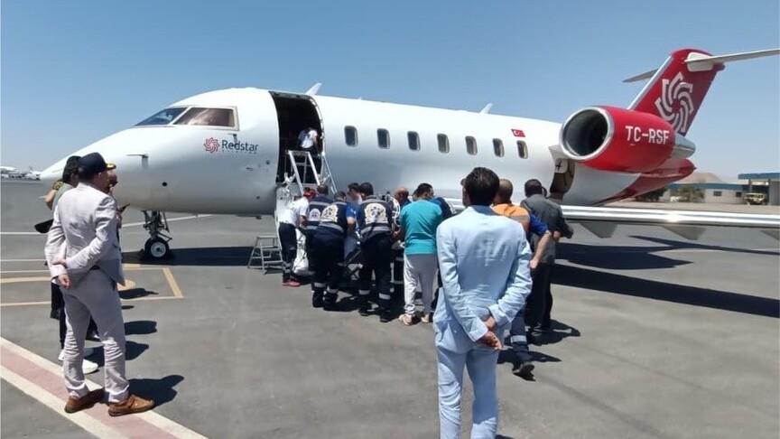 Mısır'da trafik kazası geçiren 3 Türk vatandaşı hava ambulansıyla Türkiye'ye getirildi haber görseli