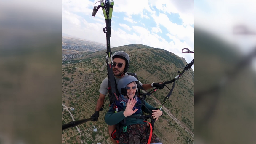 Në moshën 77 vjeçare fluturoi për herë të parë me paragliding   Nuk ka asgjë për t u frikësuar  