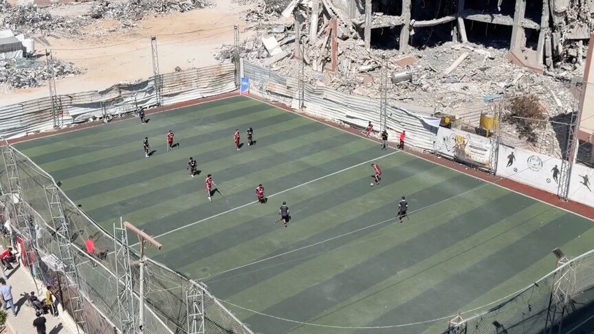 Gazze'deki ampute futbolcular yıkıntılar arasında umut için sahaya çıktı haber görseli