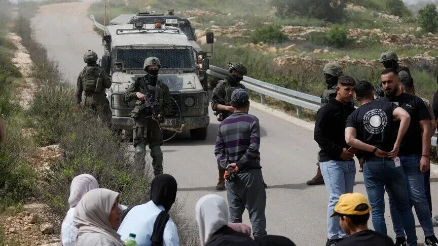 Kolonët izraelitë i vënë zjarrin shtëpisë dhe rrëmbejnë 2 palestinezë në Bregun Perëndimor