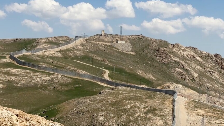 İran sınırında coğrafi şartların ağırlaştığı 6 kilometrelik hatta modüler çelik duvar örüldü